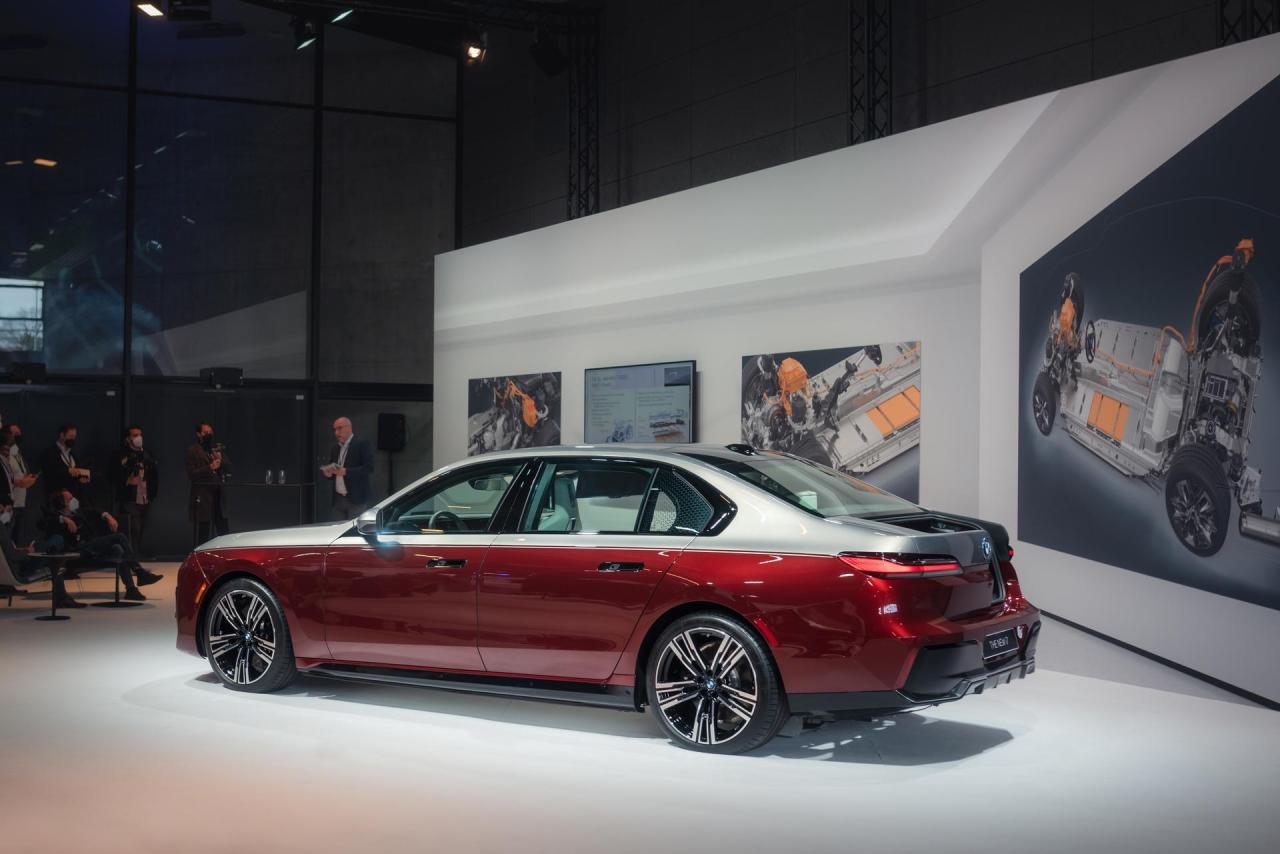 bmw-7-series-two-tone-paint-00.thumb.jpg.a1cede33aceb56291a095067248f59ef.jpg