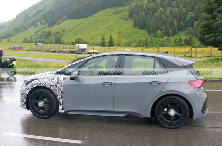 cupra-born-facelift-fotos-espia-2024-alpes-202396426-1690297731_5.webp.e1c381ced47f281e513e4dbe51073827.webp