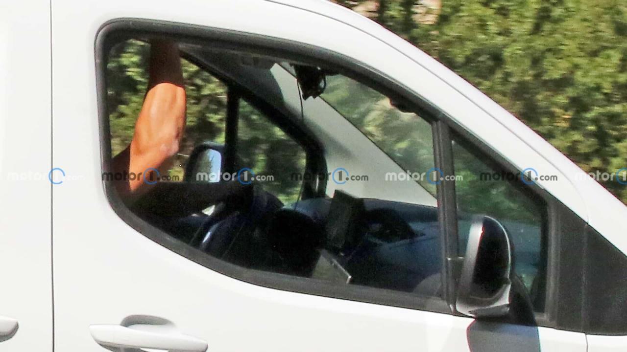 peugeot-partner-facelift-spy-photo (2).jpg