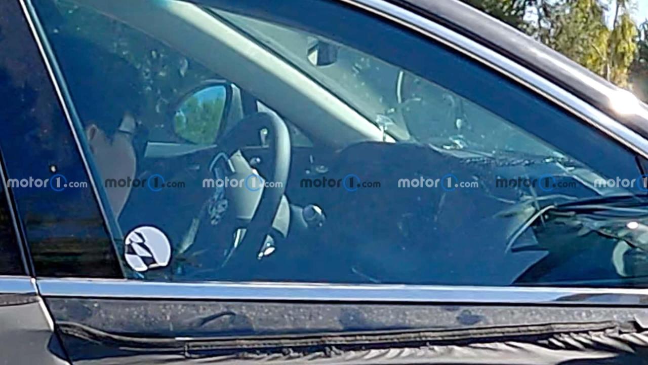 genesis-g80-interior-spy-photo.jpg