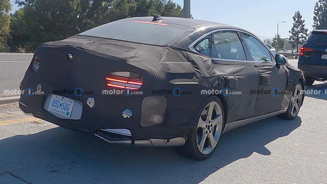 genesis-g80-rear-view-facelift-spy-photo (1).jpg