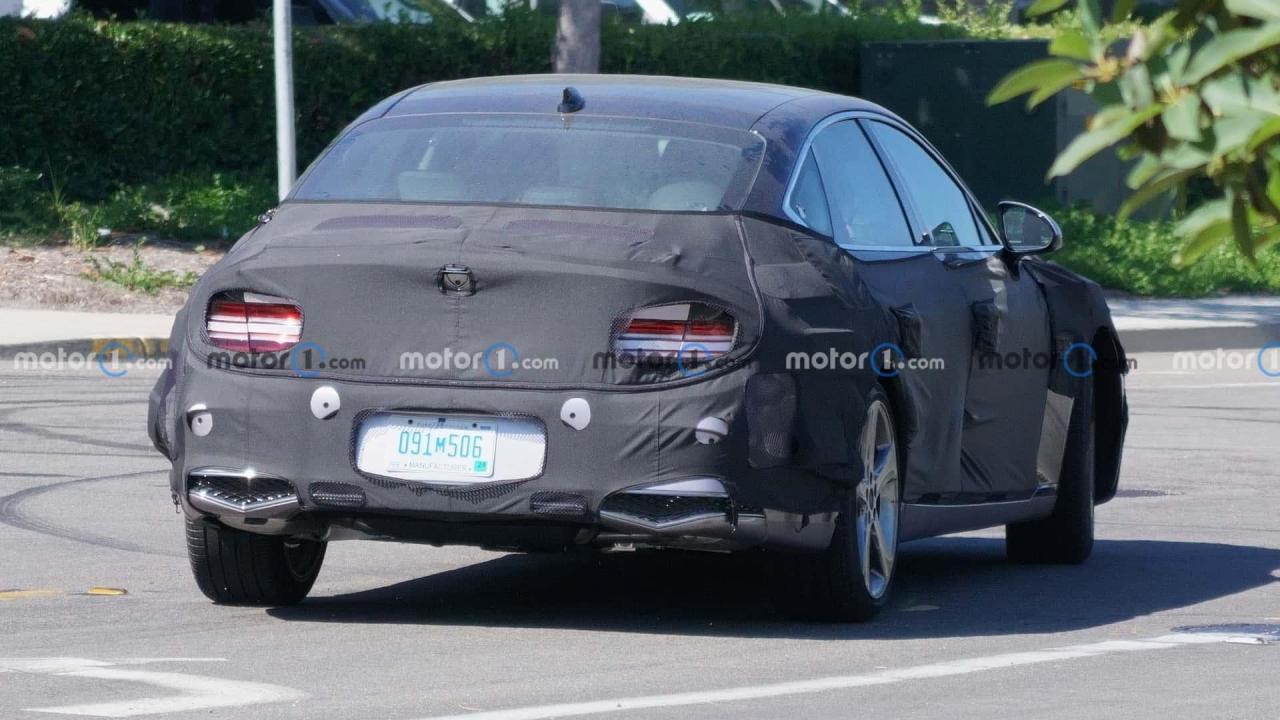 genesis-g80-rear-view-facelift-spy-photo (2).jpg