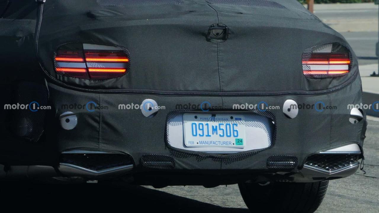 genesis-g80-rear-view-facelift-spy-photo (3).jpg