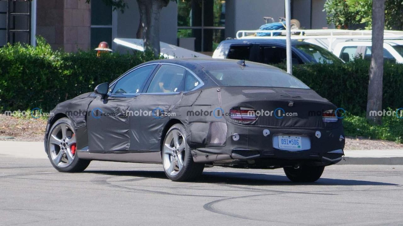 genesis-g80-rear-view-facelift-spy-photo.jpg