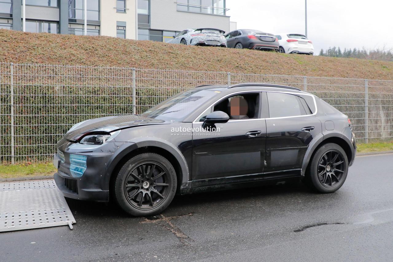 porsche-cayenne-spied-with-electric-power-sharing-many-nuts-and-bolts-with-the-macan-ev_1.thumb.jpg.0c87ab8ff3529ae18751d10eddcb8010.jpg