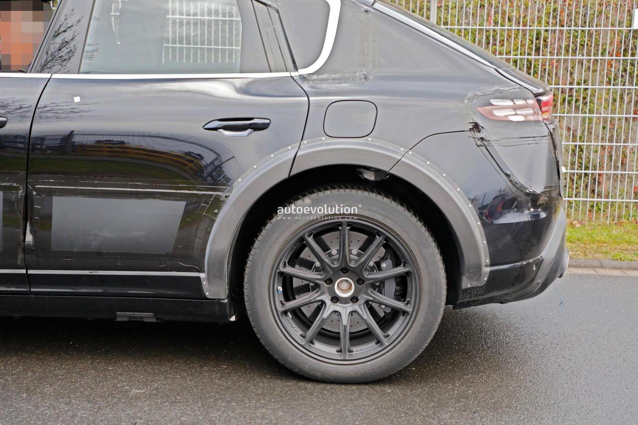 porsche-cayenne-spied-with-electric-power-sharing-many-nuts-and-bolts-with-the-macan-ev_12.thumb.jpg.20bf2ac8a5b3247365cf73dc6ee7cb3f.jpg