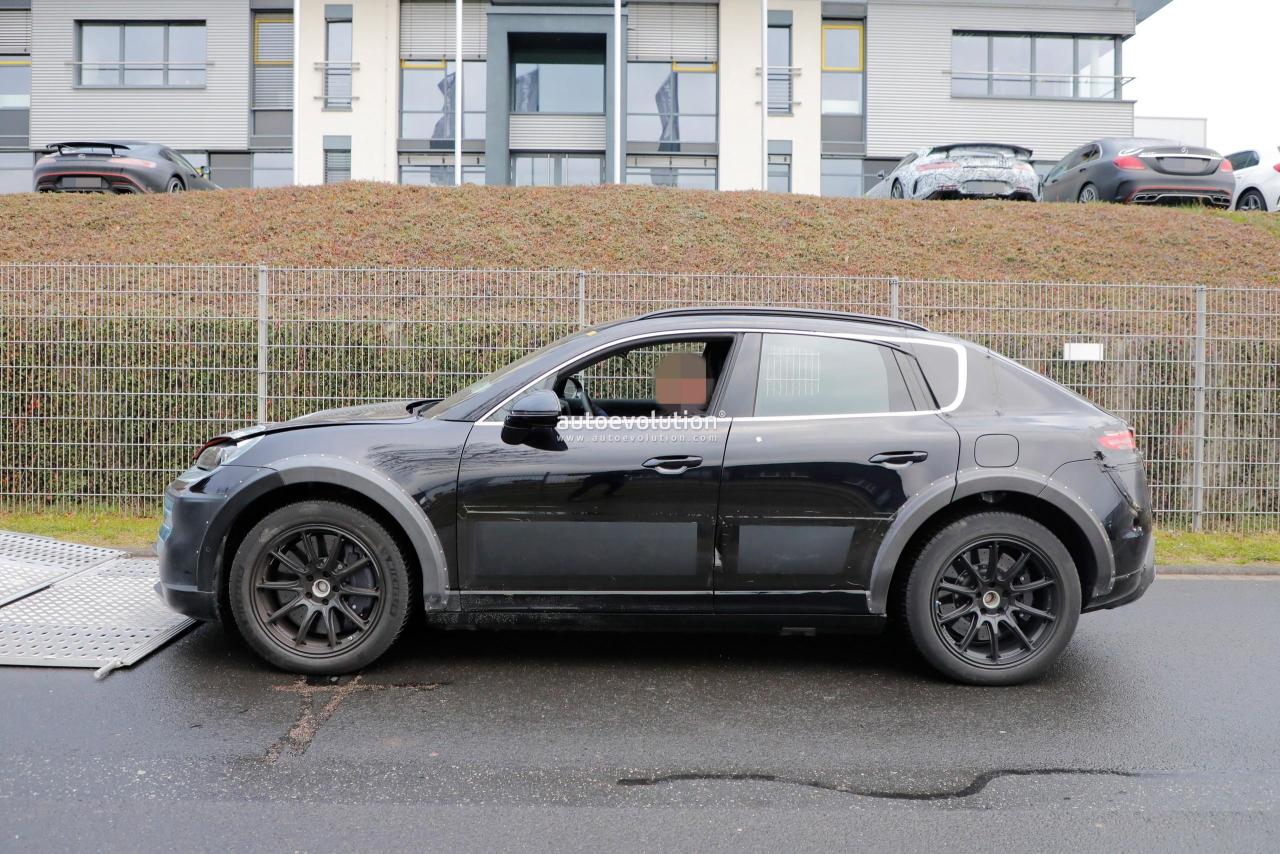 porsche-cayenne-spied-with-electric-power-sharing-many-nuts-and-bolts-with-the-macan-ev_18.thumb.jpg.7d9ff7a567827d5f5aa16f024cbda328.jpg