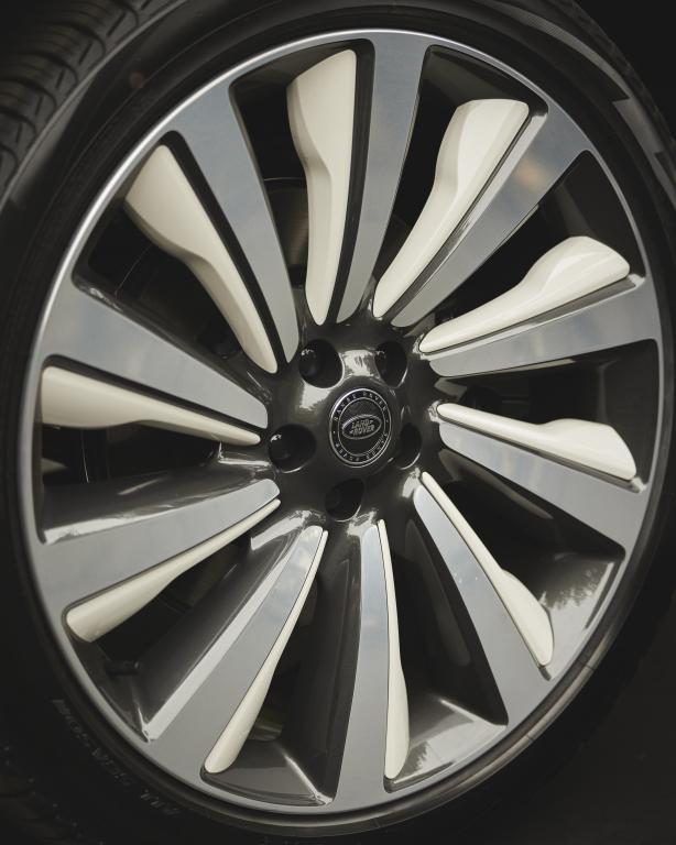 range_rover_sv_carmel_edition_80.jpg.a2ed3e262ea150c47011d2f8baf858d1.jpg