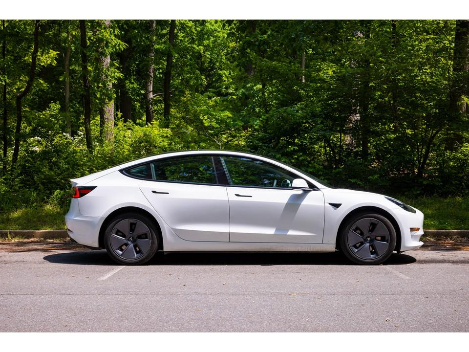 2023_Tesla_Model_3_Side_View_1.jpg.bb31f10ab339701273d1aa5094aa4341.jpg