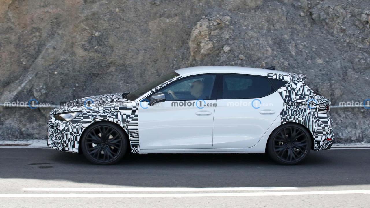 2024-cupra-leon-hatchback-facelift-spy-photo(8).thumb.jpg.99212d370fa9bf606a42262e54bc9a9e.jpg