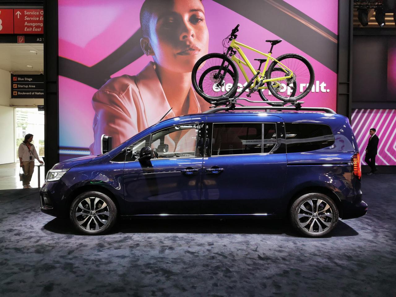 S0-renault-grand-kangoo-e-tech-on-em-pile-les-troupes-en-direct-du-salon-de-munich-2023-768397.thumb.jpg.4f25502cc69ae21179931c6a5842b7e8.jpg