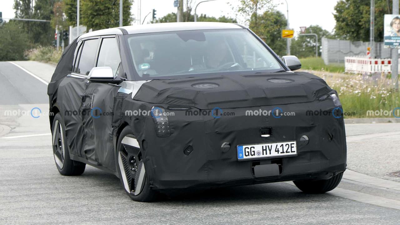 kia-ev4-front-view-spy-photo (1).jpg