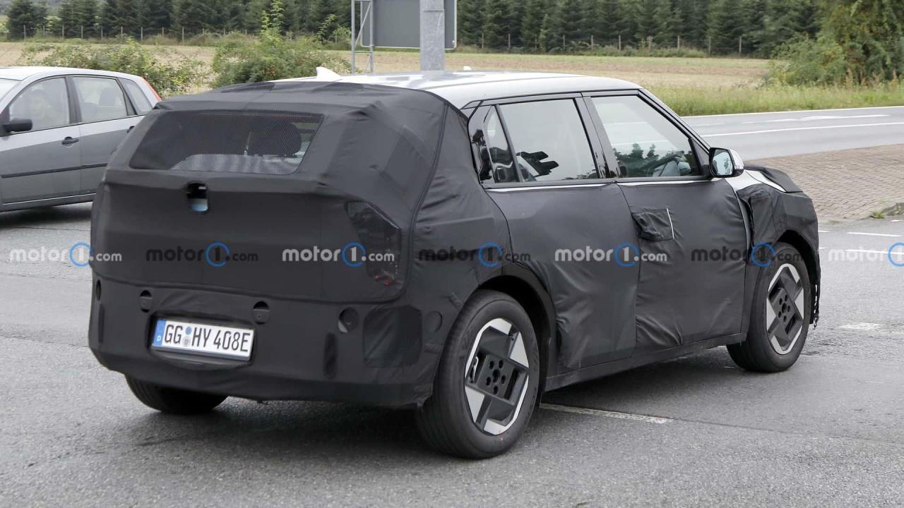 kia-ev4-rear-view-spy-photo (3).jpg