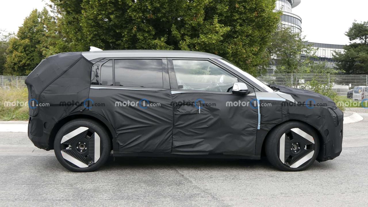 kia-ev4-side-view-spy-photo (1).jpg
