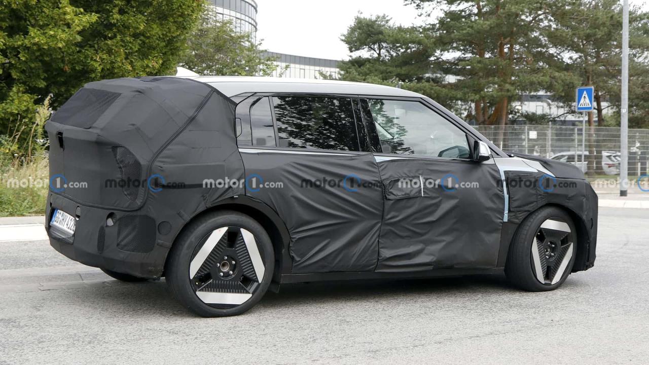 kia-ev4-side-view-spy-photo (2).jpg
