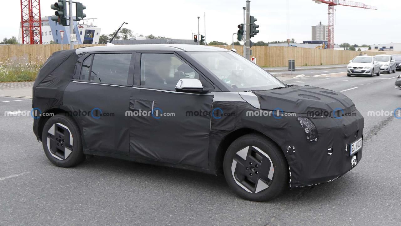 kia-ev4-side-view-spy-photo (3).jpg