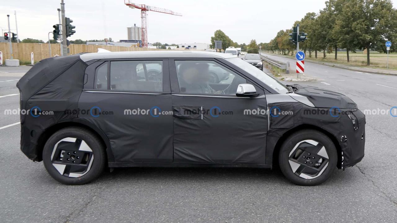 kia-ev4-side-view-spy-photo (4).jpg