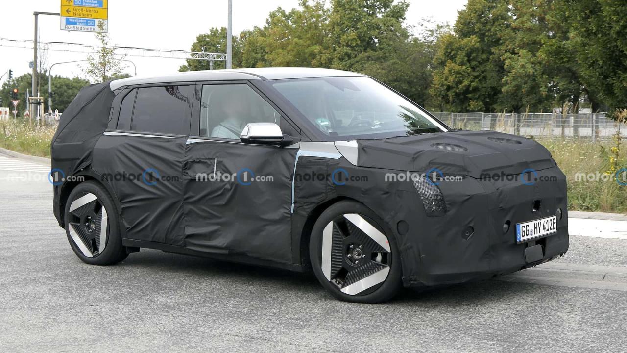 kia-ev4-side-view-spy-photo.jpg