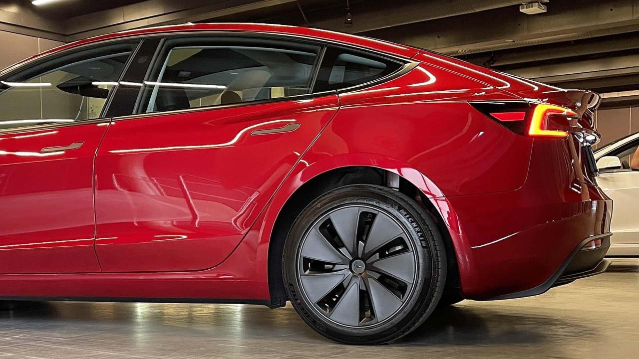 nuova-tesla-model-3-2023(20).thumb.jpg.fa8a3c0efeda8124f6d653f7946247b9.jpg