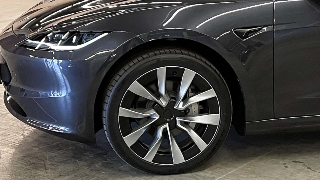 nuova-tesla-model-3-2023(21).thumb.jpg.f3fe16987e3248eeea6f49d3b0ca523e.jpg