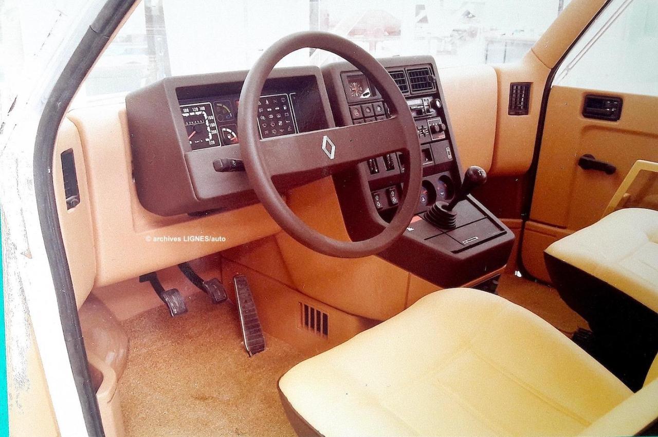 RenaultAlpine_VGR_Stroppa_interno.thumb.jpg.820f3f5cc34fb4c61fe2b2b64a2bb827.jpg