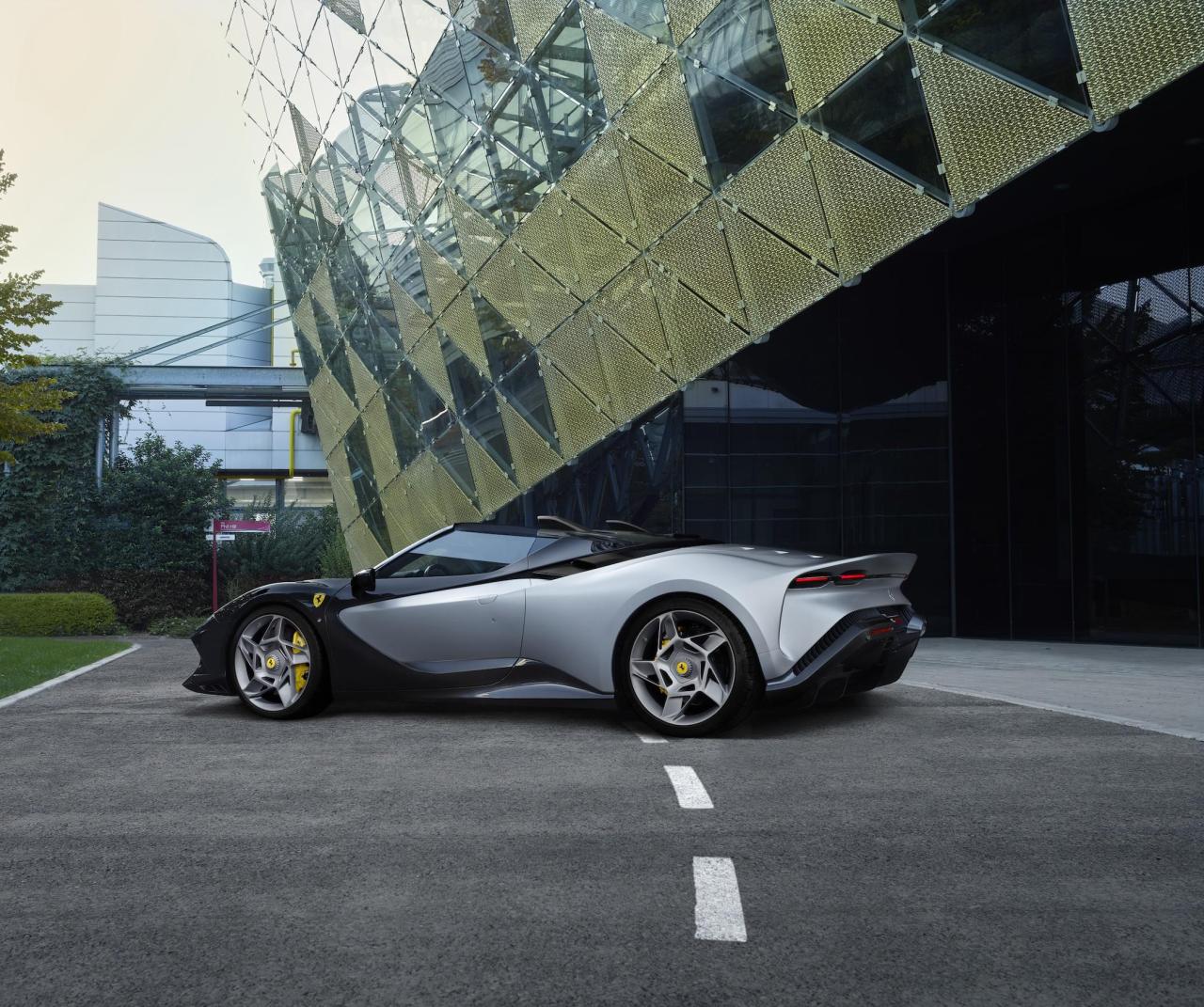 the-ferrari-sp-8-is-the-roofless-one-off-built-just-like-the-mysterious-customer-requested_1.thumb.jpg.27ac390a9cbc94ba2169359afb5f8165.jpg