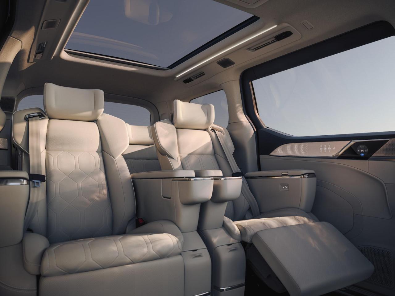 320127_Volvo_EM90_Concept_World_Stills.jpg