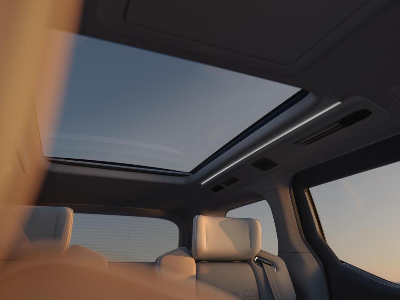 320136_Volvo_EM90_Concept_World_Stills.jpg