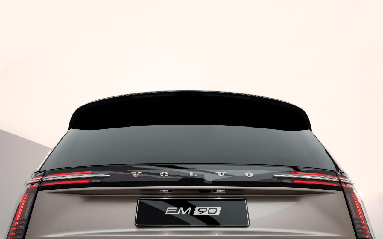 320159_Volvo_EM90_Studio_Stills.jpg