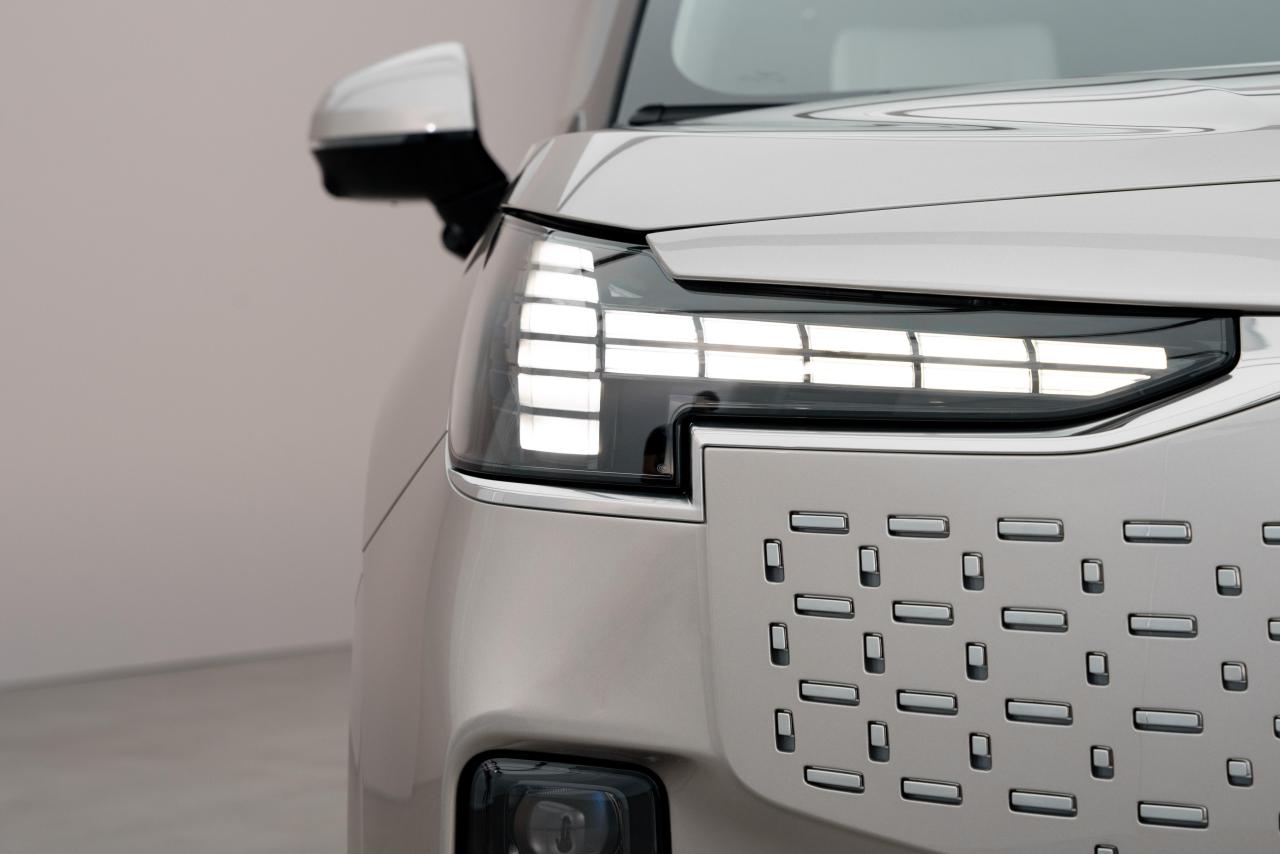320161_Volvo_EM90_Studio_Stills.jpg