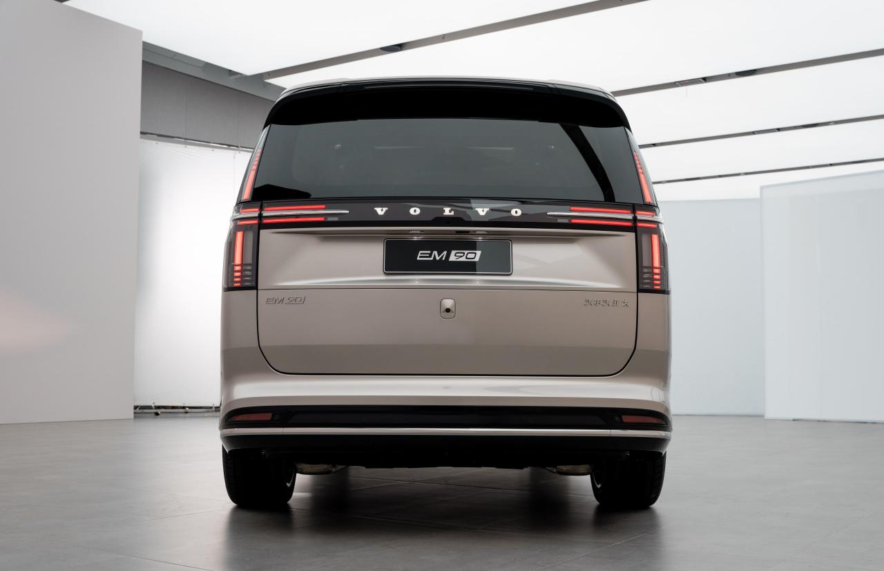 320162_Volvo_EM90_Studio_Stills.jpg