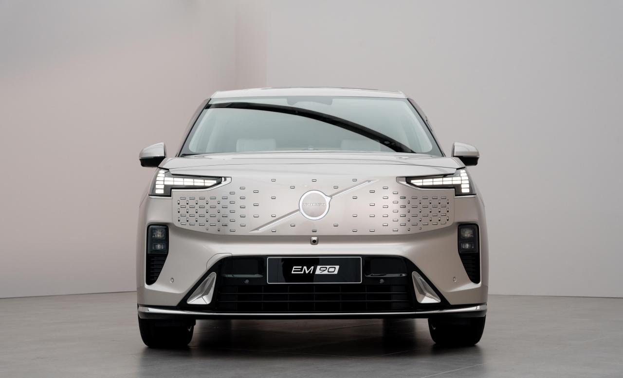 320164_Volvo_EM90_Studio_Stills.jpg