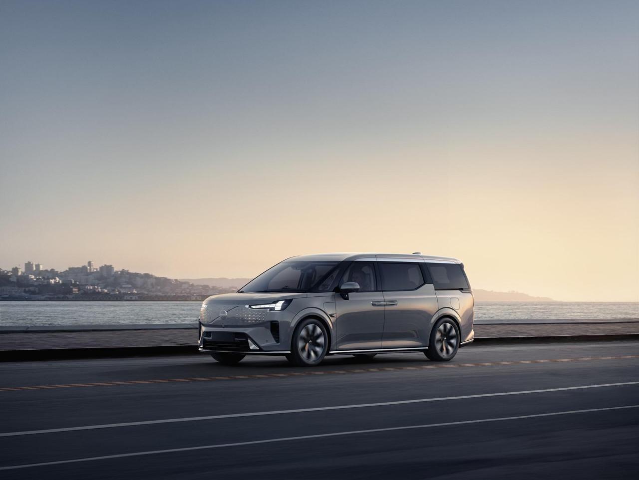 320165_Volvo_EM90_PR_Images.jpg