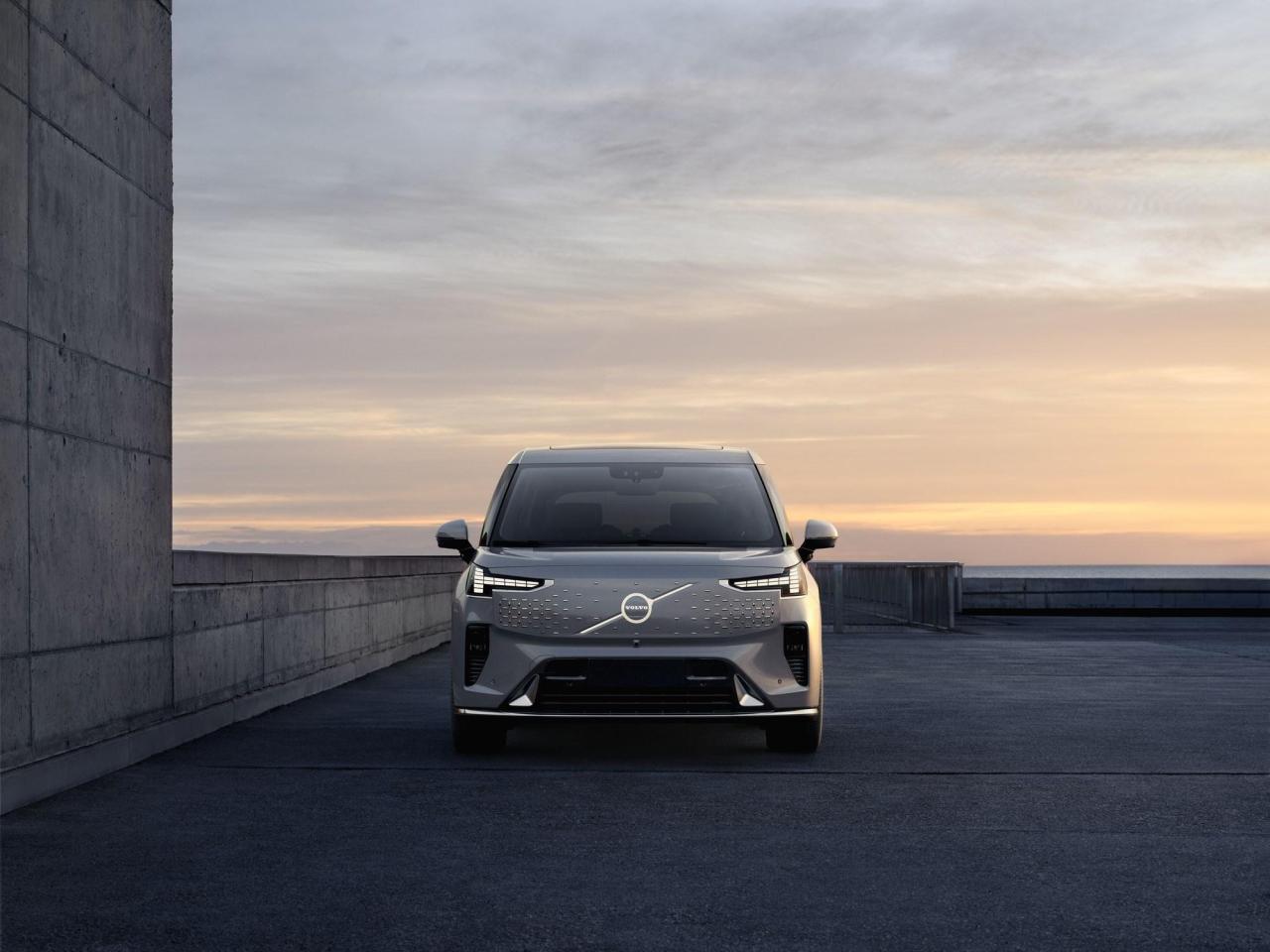 320168_Volvo_EM90_PR_Images.jpg