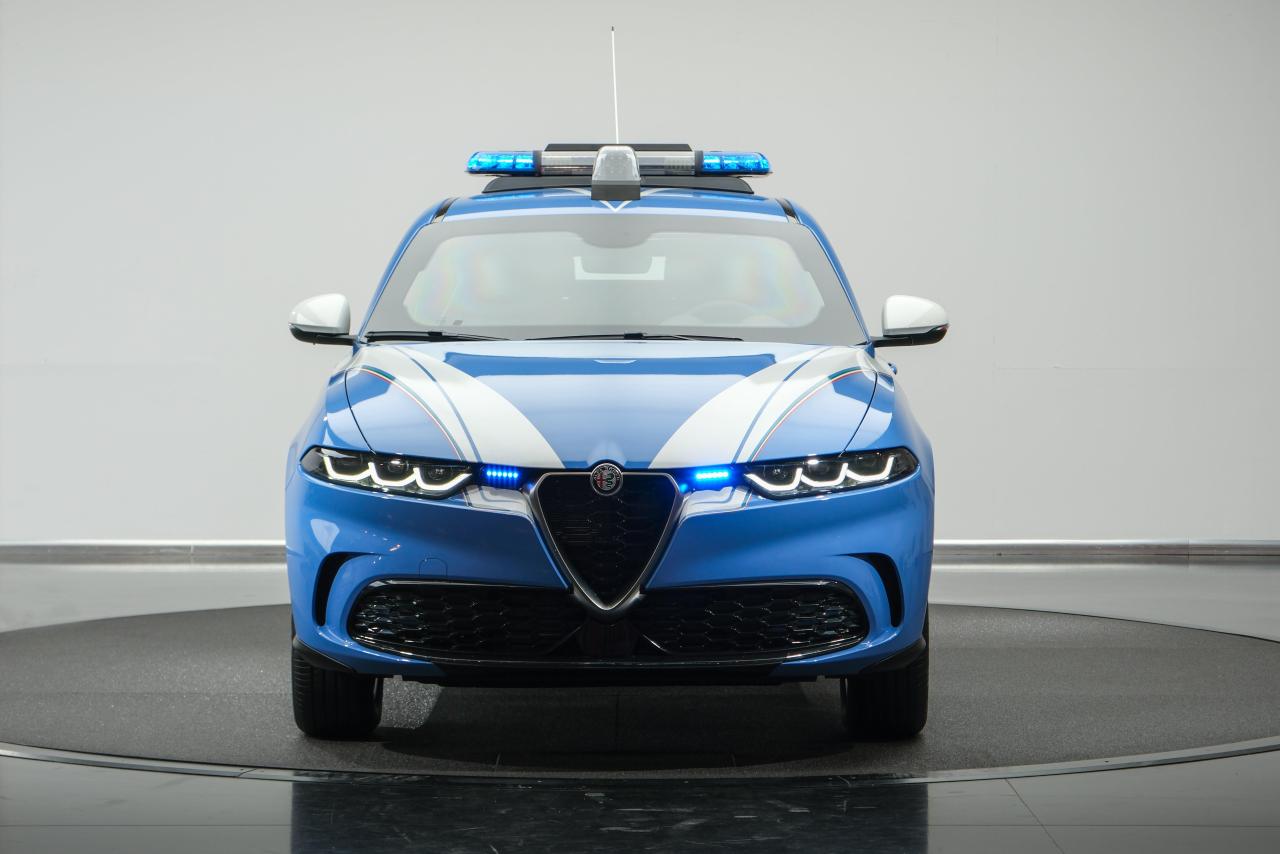 ConsegnaTonaleallaPoliziadiStato(1).thumb.jpg.635994ad5e8c36bff531b9104a323c57.jpg