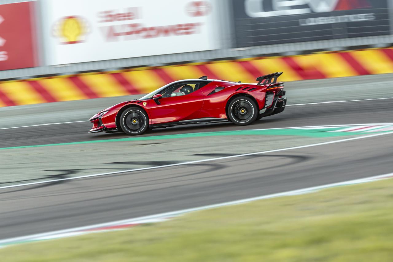 Ferrari_SF90XX_Stradale_00167-2_fba9d647-6479-41fd-9c34-23ff17f8f9be.thumb.jpg.083504a89597353f992a68d40ab57362.jpg