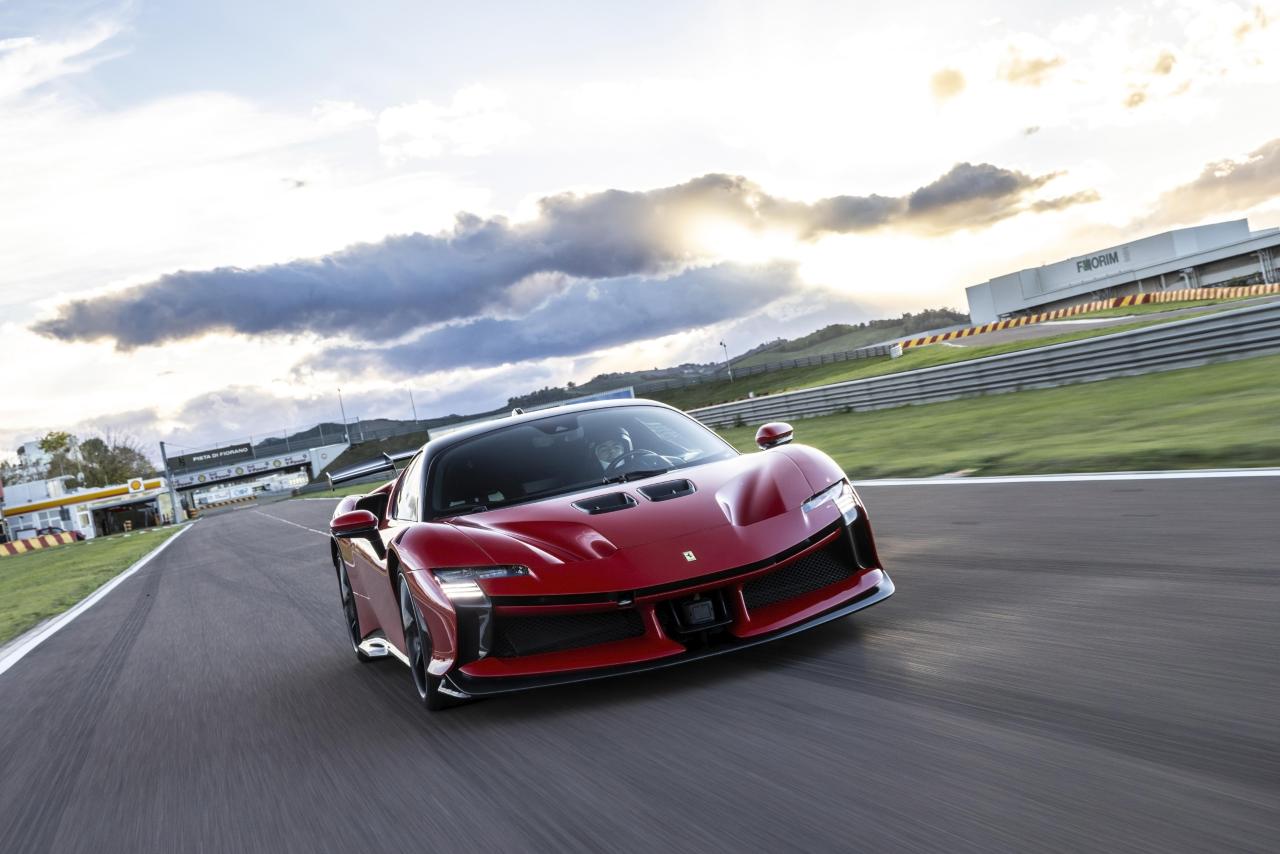 Ferrari_SF90XX_Stradale_00185-2_07290cf2-1001-4cf6-9a35-ca13dc559676.thumb.jpg.c21a991e630f146f7fe6edd97f5e9122.jpg