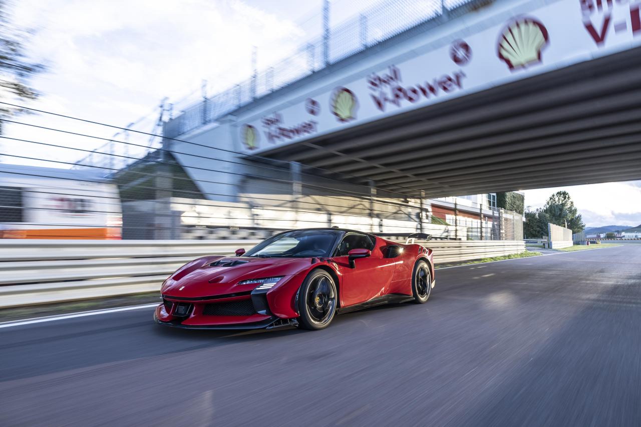 Ferrari_SF90XX_Stradale_00217-2_fb2717e0-0461-44bd-86d5-beb76bc4adef.thumb.jpg.eb197f9f34afdffec95ad30bf7bcd813.jpg