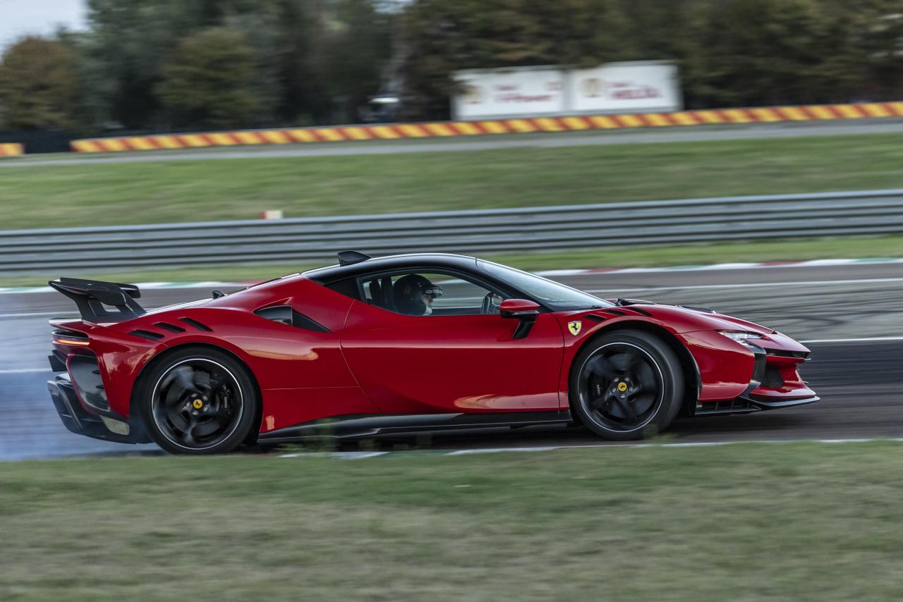 Ferrari_SF90XX_Stradale_00260-2_600ea379-2da0-4607-b671-3afaa8a2d4b3.thumb.jpg.1d45af9fc979fe1690a856fd3f8c8367.jpg