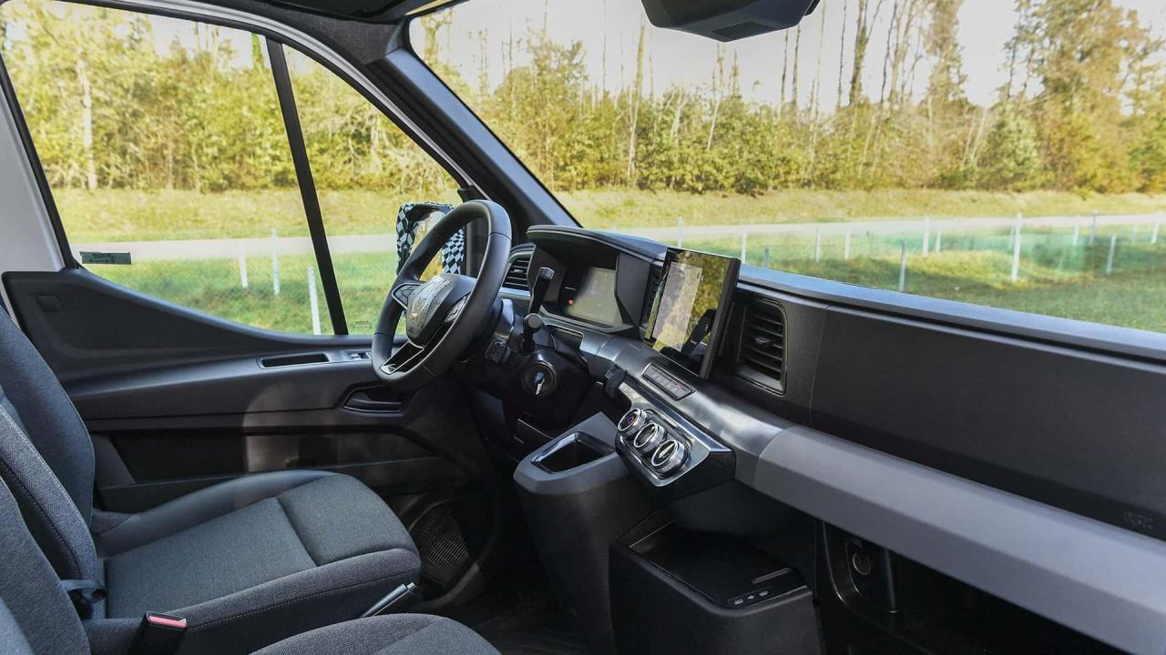 nuovo-renault-master-2024-gli-interni-ancora-parzialmente-camuffati(2).thumb.jpg.caa0fb97047982258b3efa09533cf101.jpg