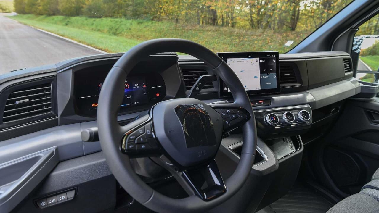 nuovo-renault-master-2024-gli-interni-ancora-parzialmente-camuffati.thumb.jpg.7932906c34c8386b3b543e8643523284.jpg