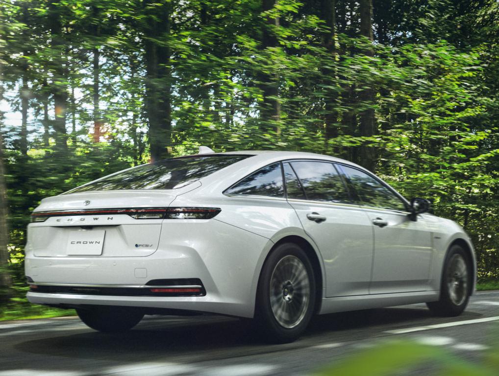 toyota_crown_phev_sedan_05d501160f2b0b71.jpg.f3455f7420d701d188fdbf62ee6d0781.jpg