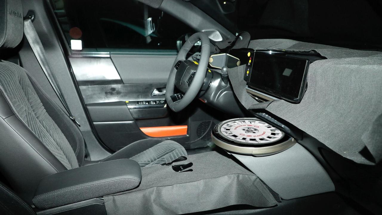 Lancia_Ypsilon-EV_03.thumb.jpg.ab225f062291089eef14c1c9f39b2260.jpg