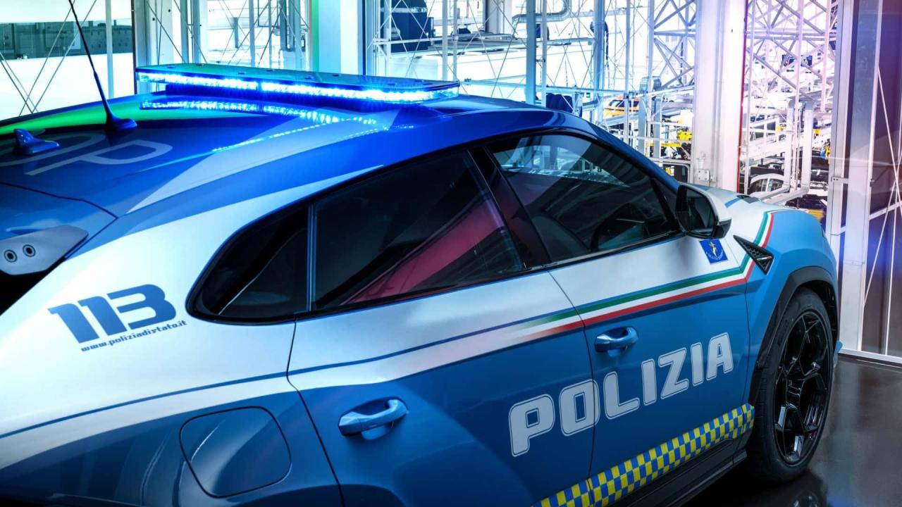 la-lamborghini-urus-performante-della-polizia-di-stato(11).thumb.jpg.6c0207a6b4afbb5223f1597259df807c.jpg