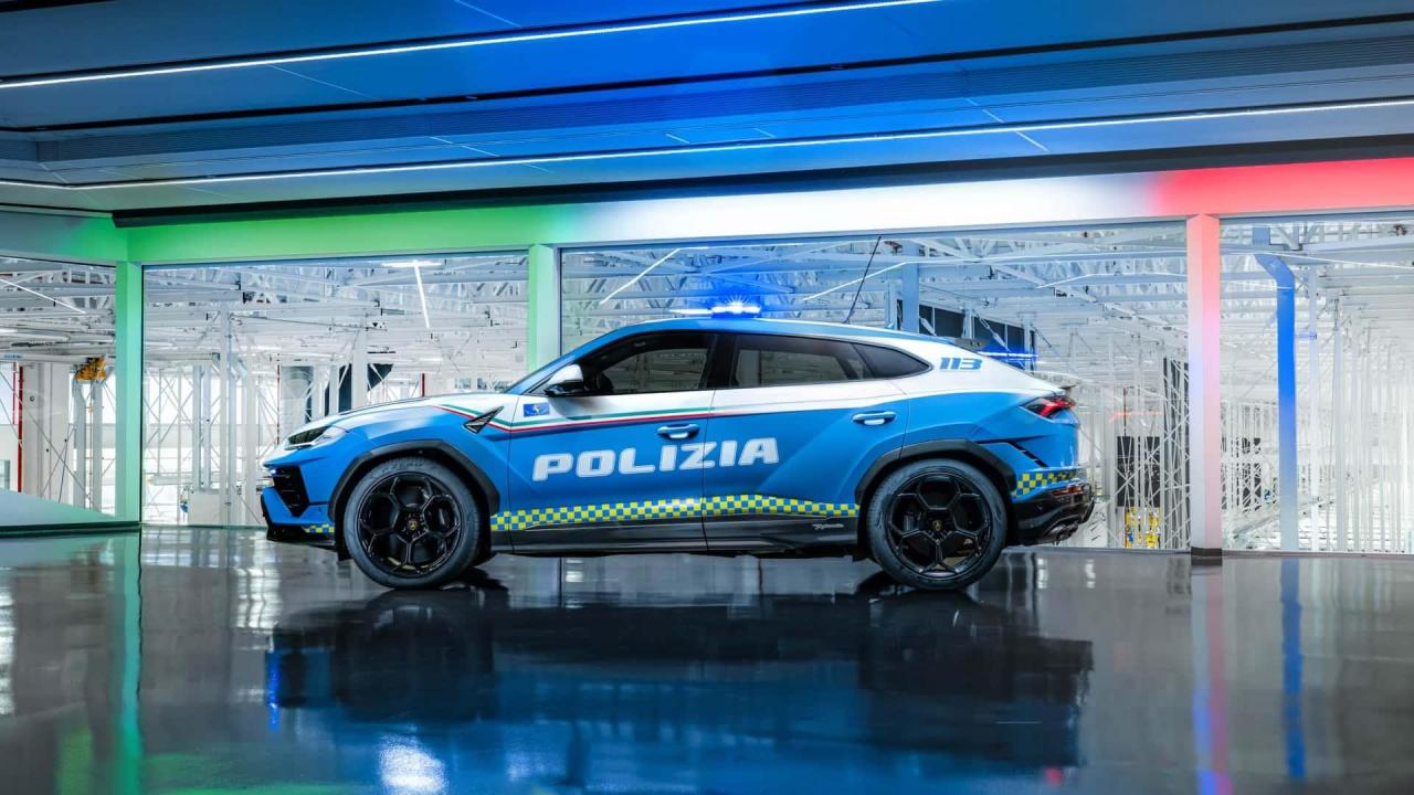la-lamborghini-urus-performante-della-polizia-di-stato(12).thumb.jpg.f72f12e6ee497a96b57950a3ff87d128.jpg