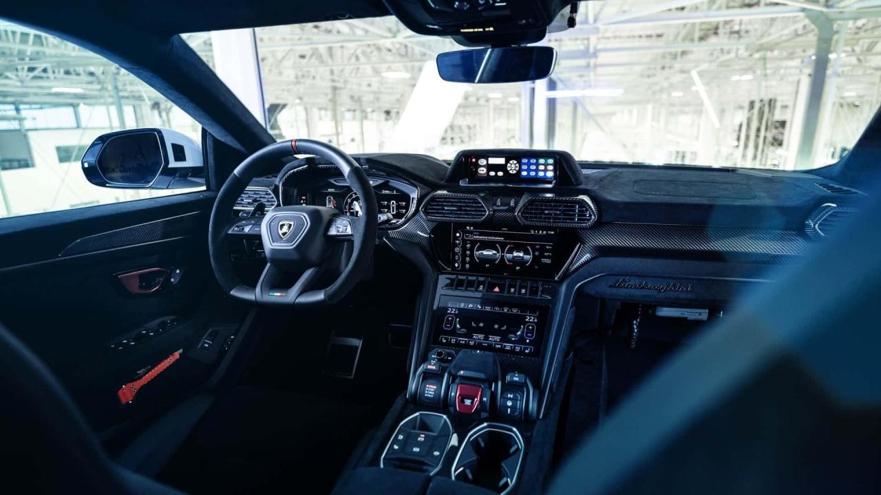 la-lamborghini-urus-performante-della-polizia-di-stato(8).thumb.jpg.02b3e4f3505829df8460c407d3f44cbb.jpg