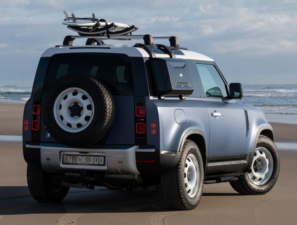land_rover_defender_90_pacific_blue_edition_09c5055b0c0b0927.jpg.4bdb030bee22db5caca7d45afcccabc6.jpg