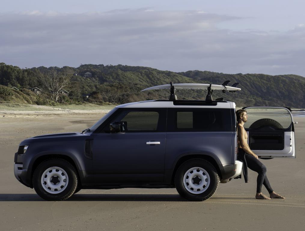 land_rover_defender_90_pacific_blue_edition_55_042505650c5e095c.jpg.e74f0ace14d00106b4361415de828572.jpg