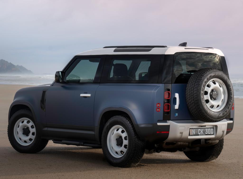 land_rover_defender_90_pacific_blue_edition_9_08c2054c0f4d0b4e.jpg.bb5c9f5991d8554da2485337722cdd29.jpg