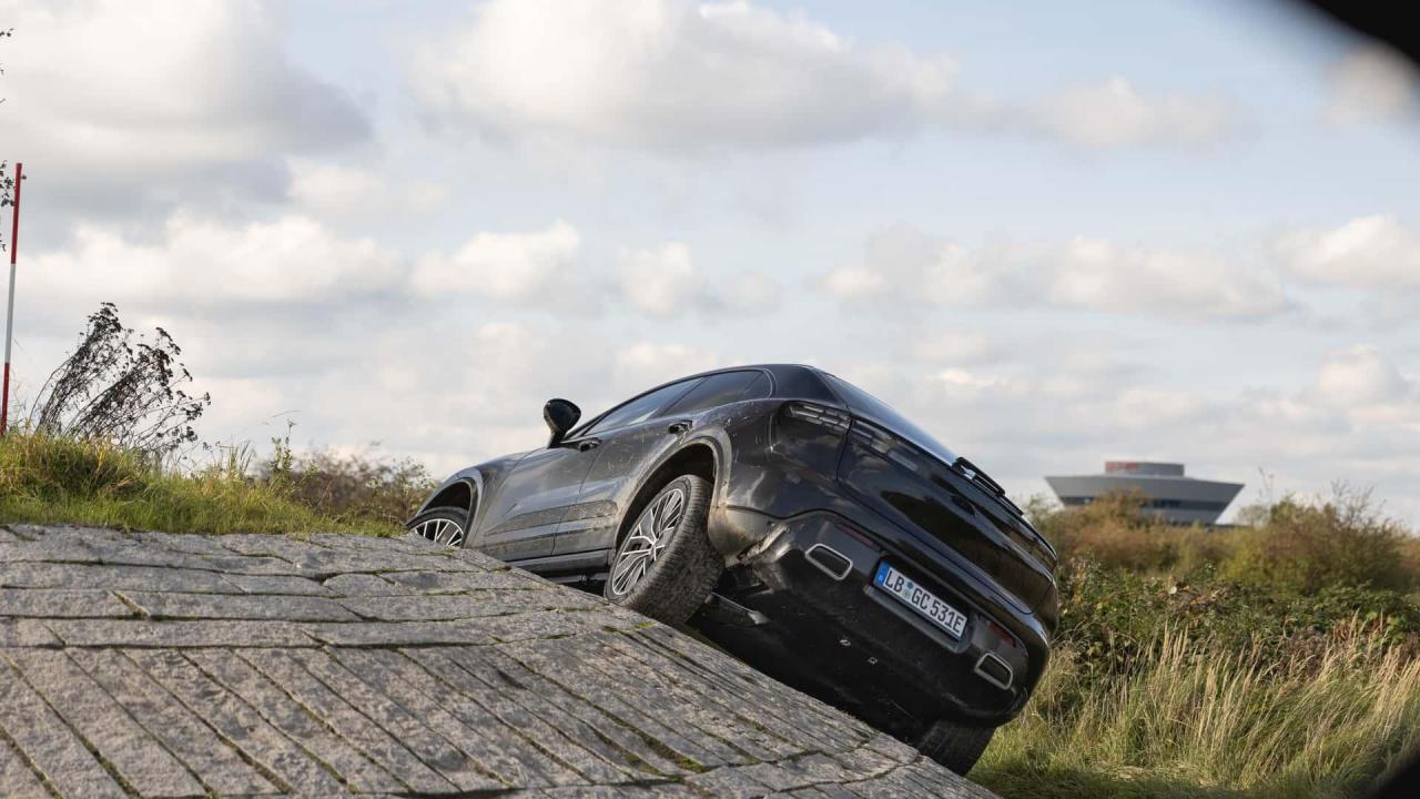 porsche-macan-2024-elettrica-prototipo-pre-produzione---foto (12).jpg
